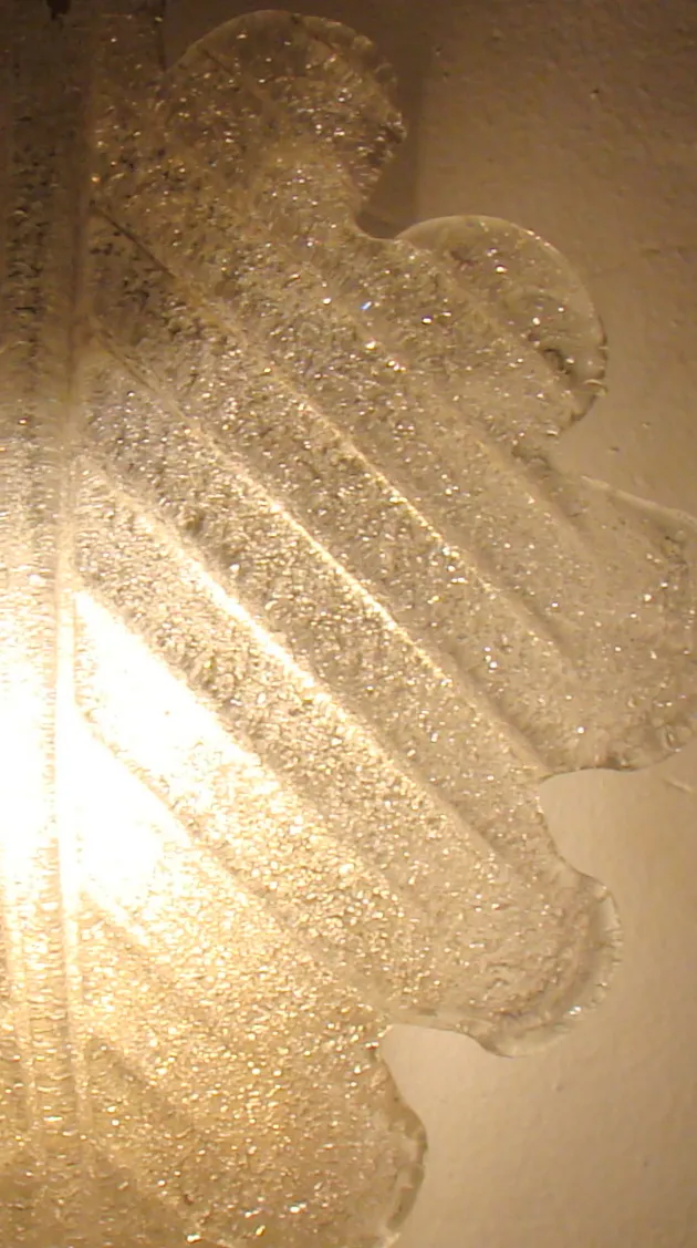 Coppia di applique in vetro antico che illuminano un muro