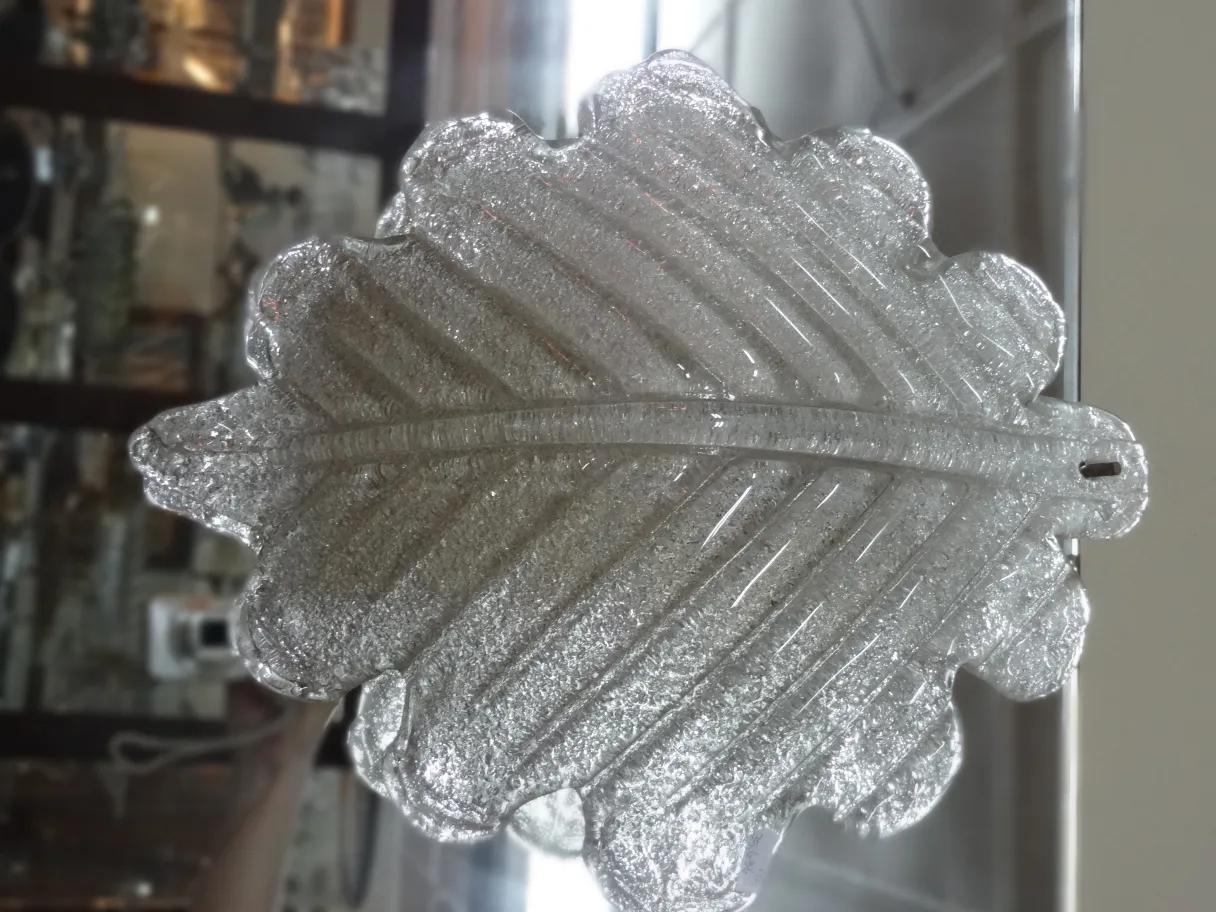 Par de apliques antiguos con diseño en forma de hoja brillante.