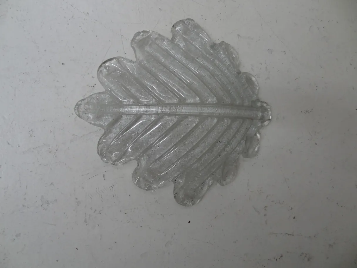 Antike Wandleuchter mit klarem Blätterdesign, ideal für die Dekoration.