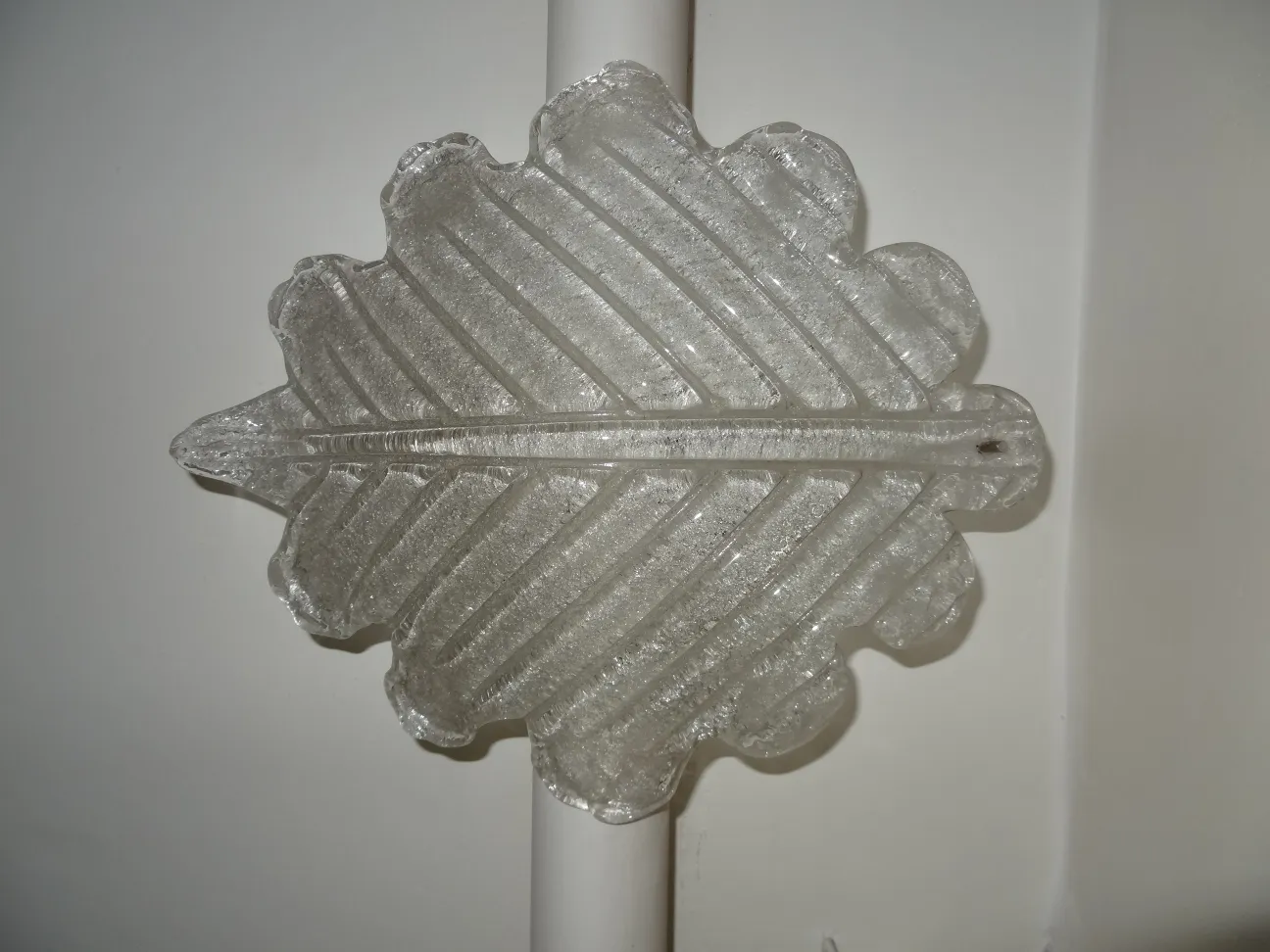 antike Wandleuchter im Blattformdesign, helle Farbe