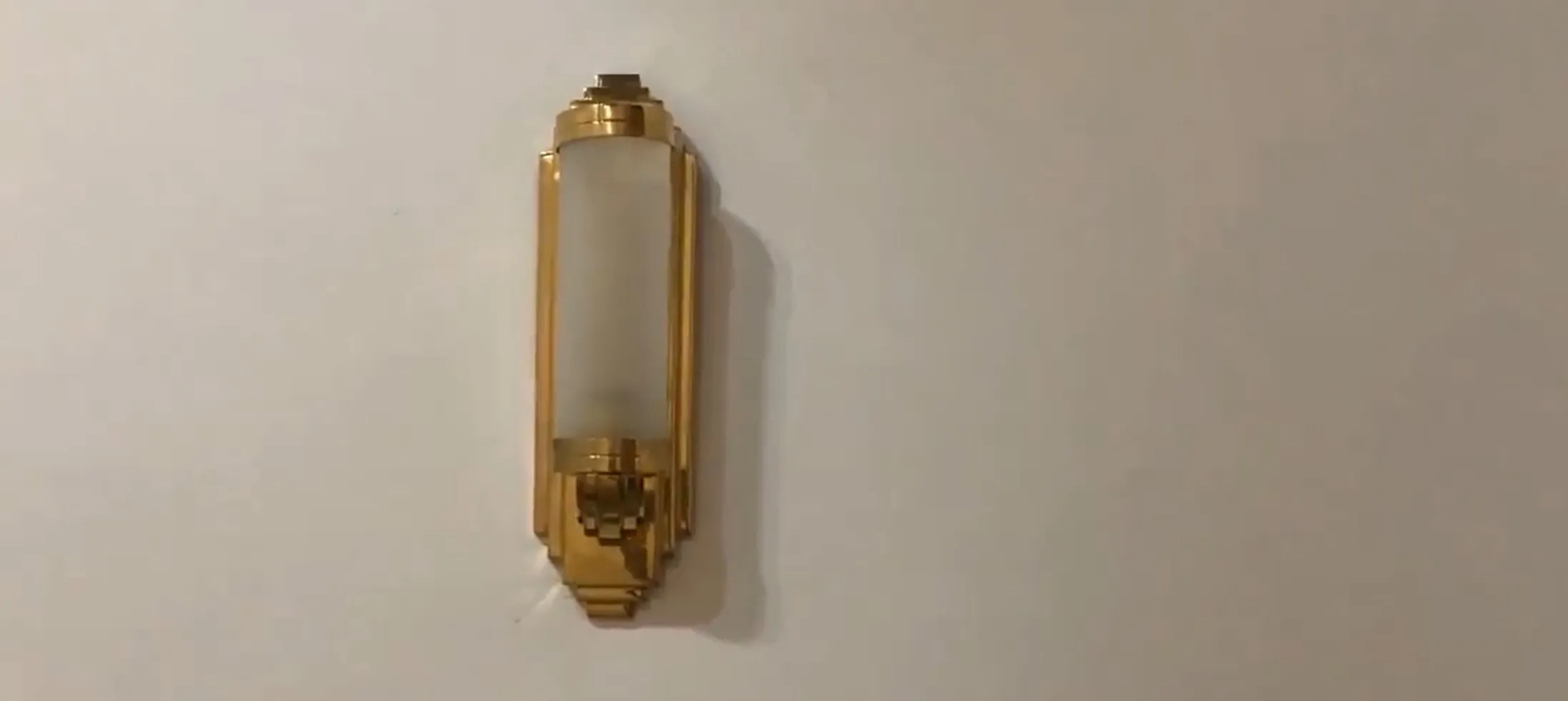 优雅的古董壁灯安装在墙上