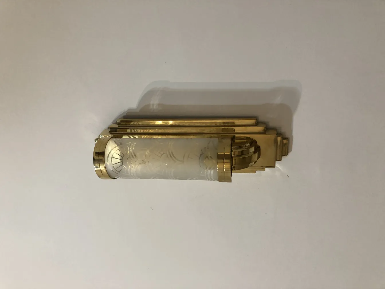 一对有装饰设计和细节的古董壁灯