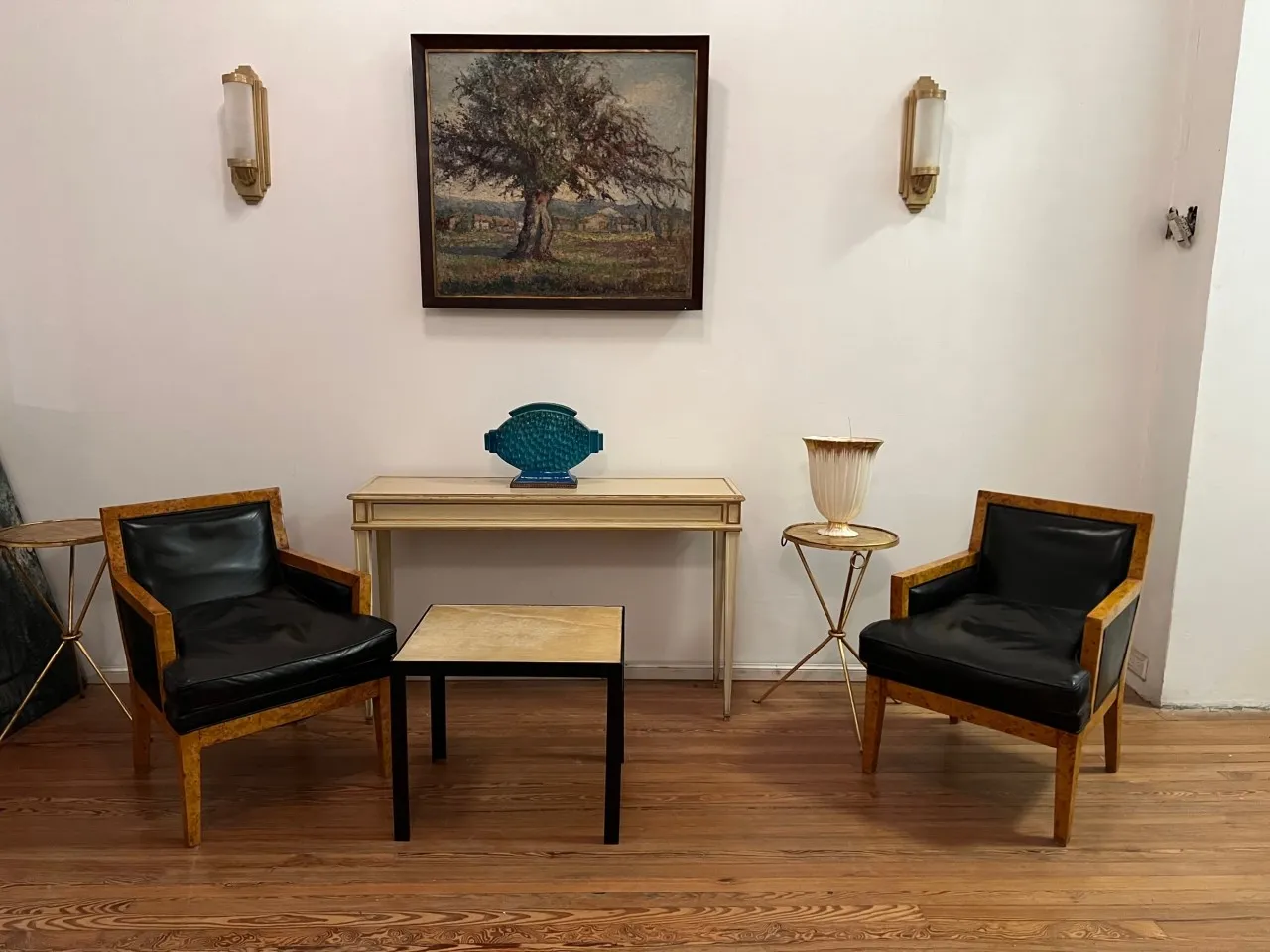 Antiguos apliques en una decoración de salón estiloso