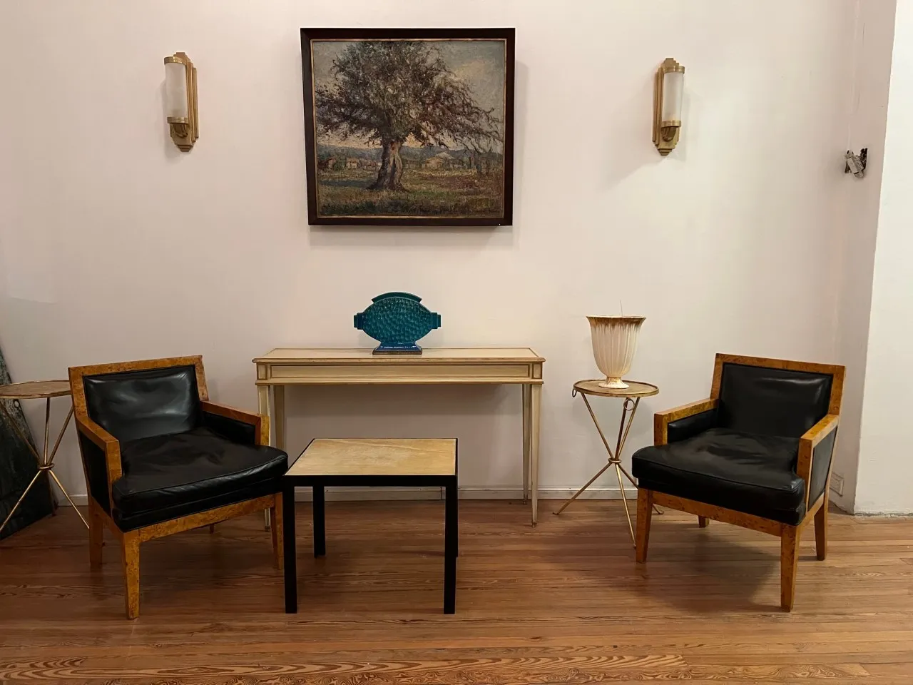 Antiguos apliques de pared en un espacio sofisticado, elegantes detalles con sillas y pintura.