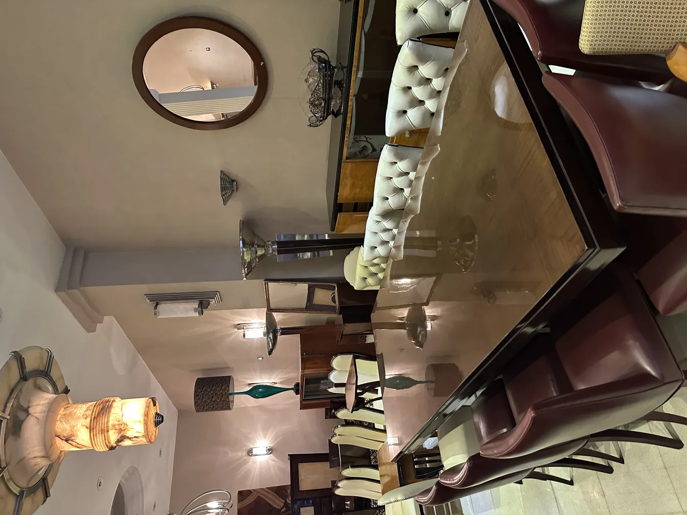 Coppia di applique antiche in un ambiente elegante, dal design distintivo