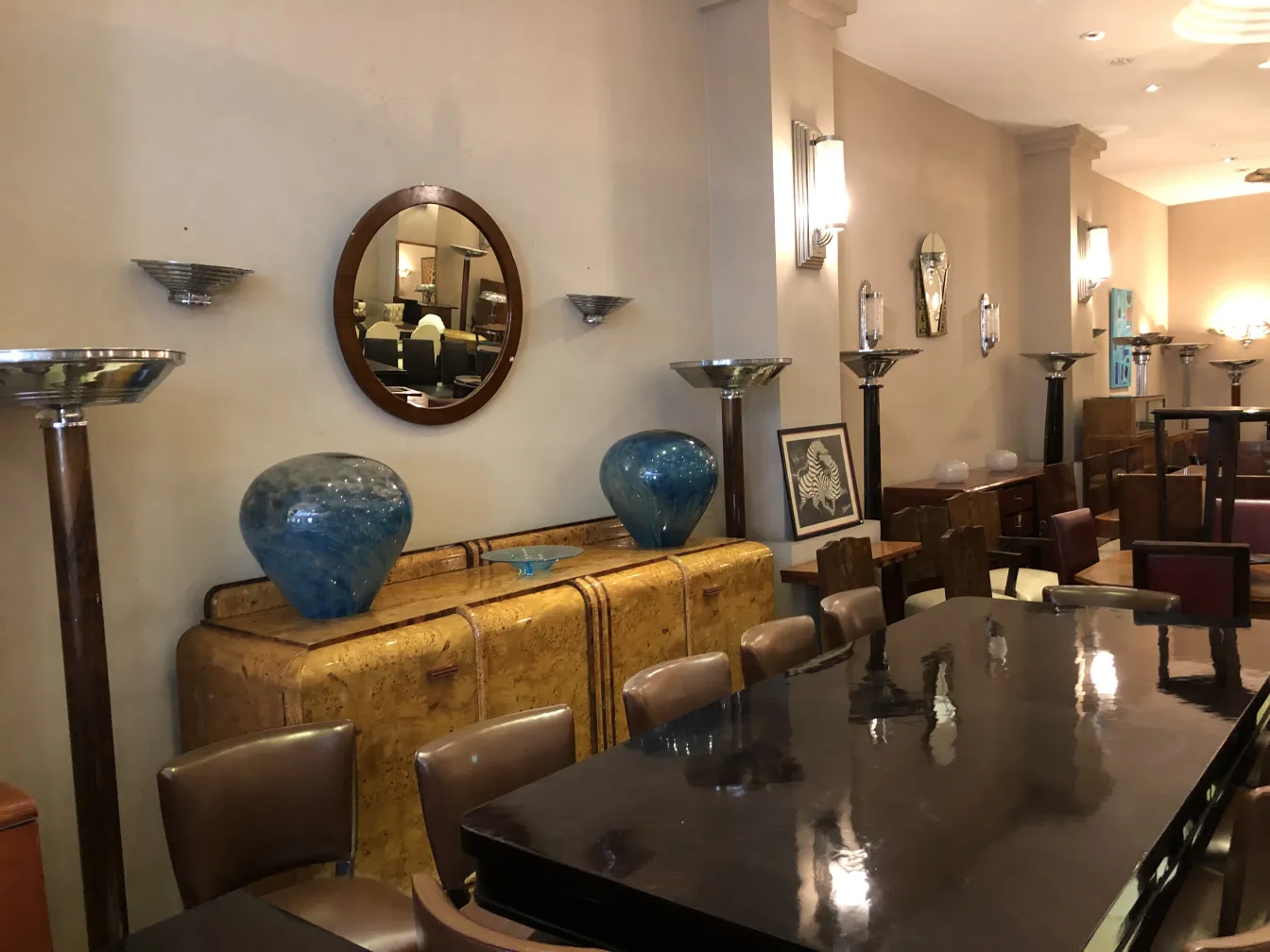 par de apliques antigos na parede, ambiente elegante com espelho e vaso