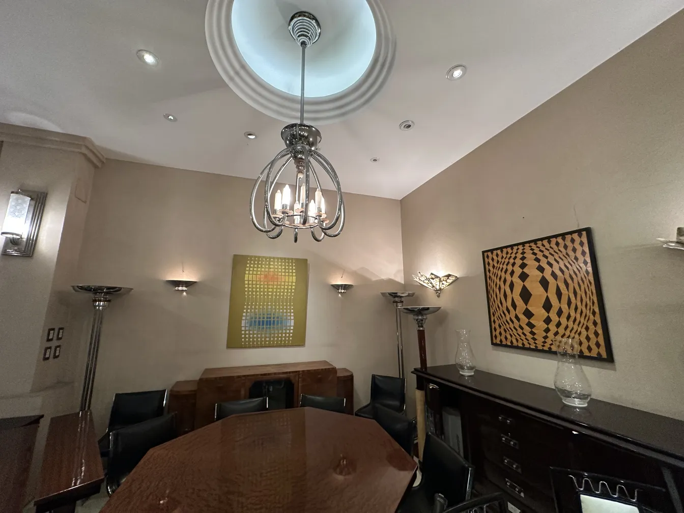 Par de luminárias de parede antigas com design elegante, emitindo luz quente.