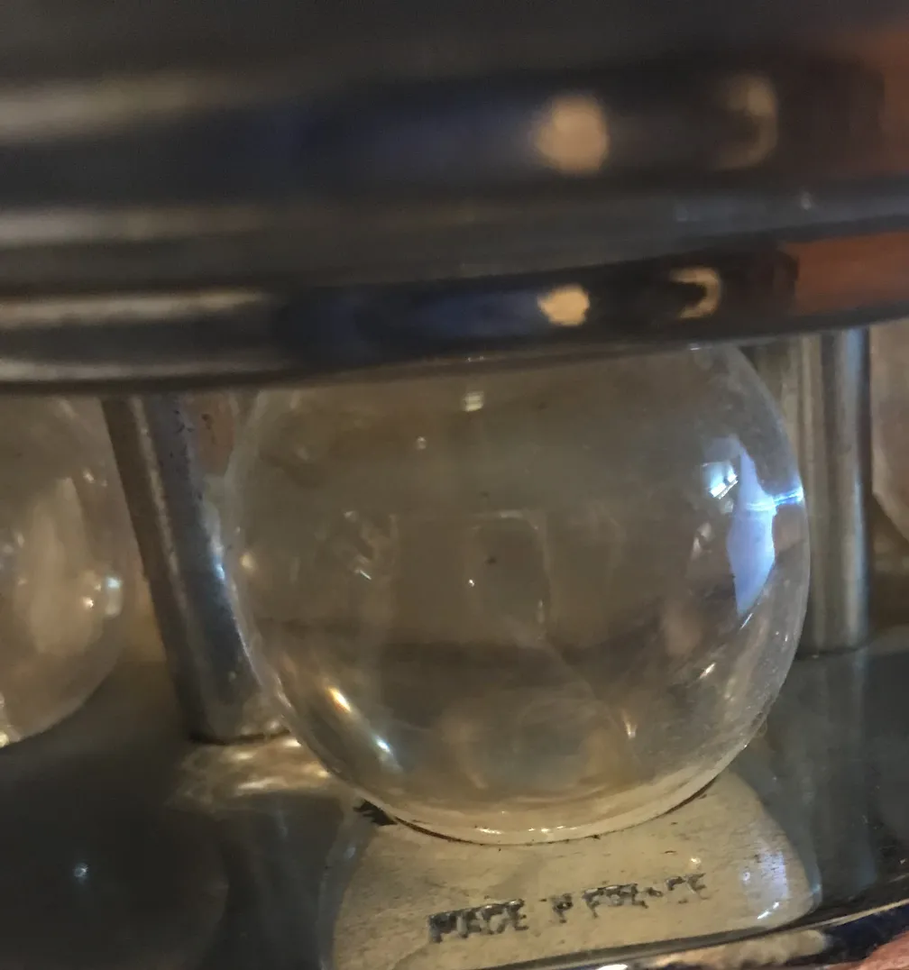 Paire d'appliques en verre ancien avec détails décoratifs visibles.