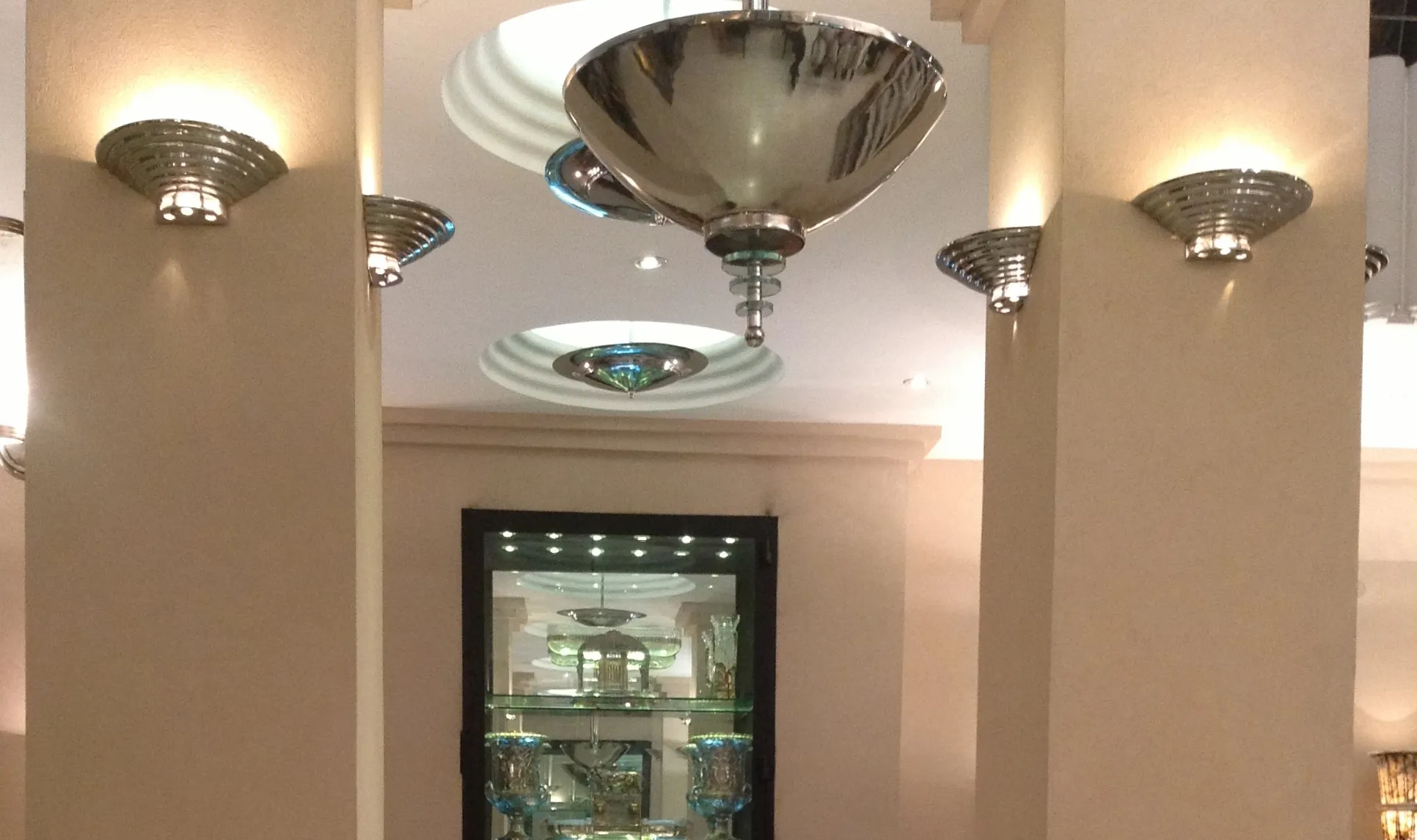 Par de apliques antigos com design elegante e luz suave