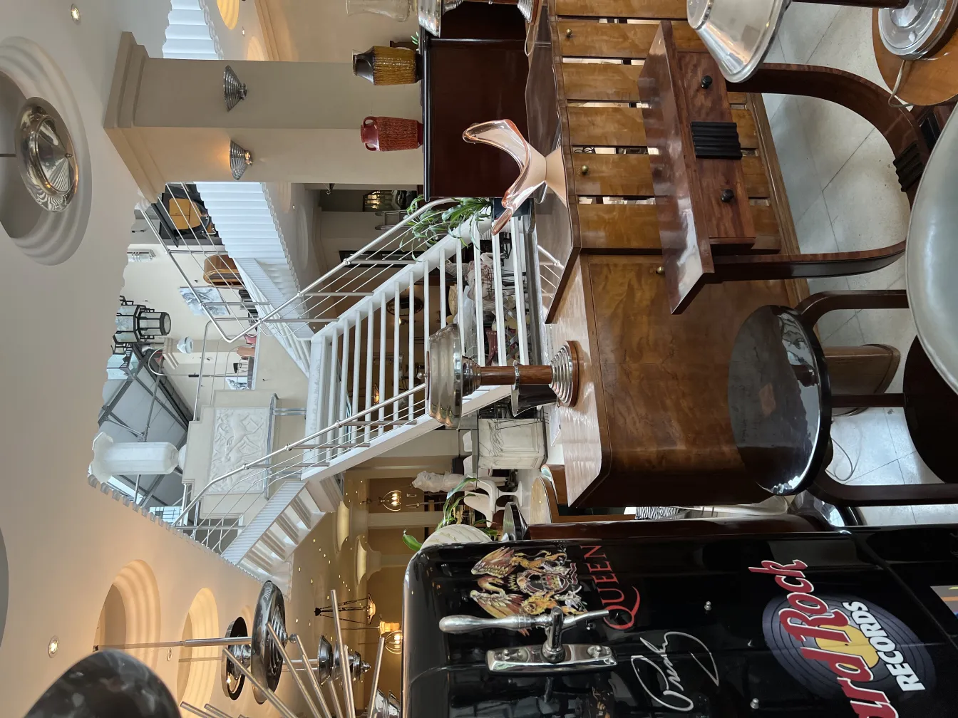 Par von antiken Wandleuchtern in einer gemütlichen Umgebung mit Möbeln und Treppen.