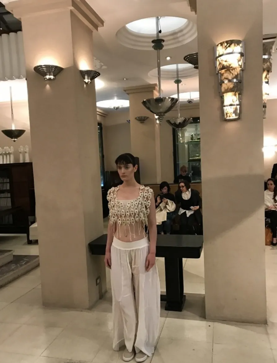 Antike Wandleuchter in elegantem Ambiente, sanft beleuchtet.