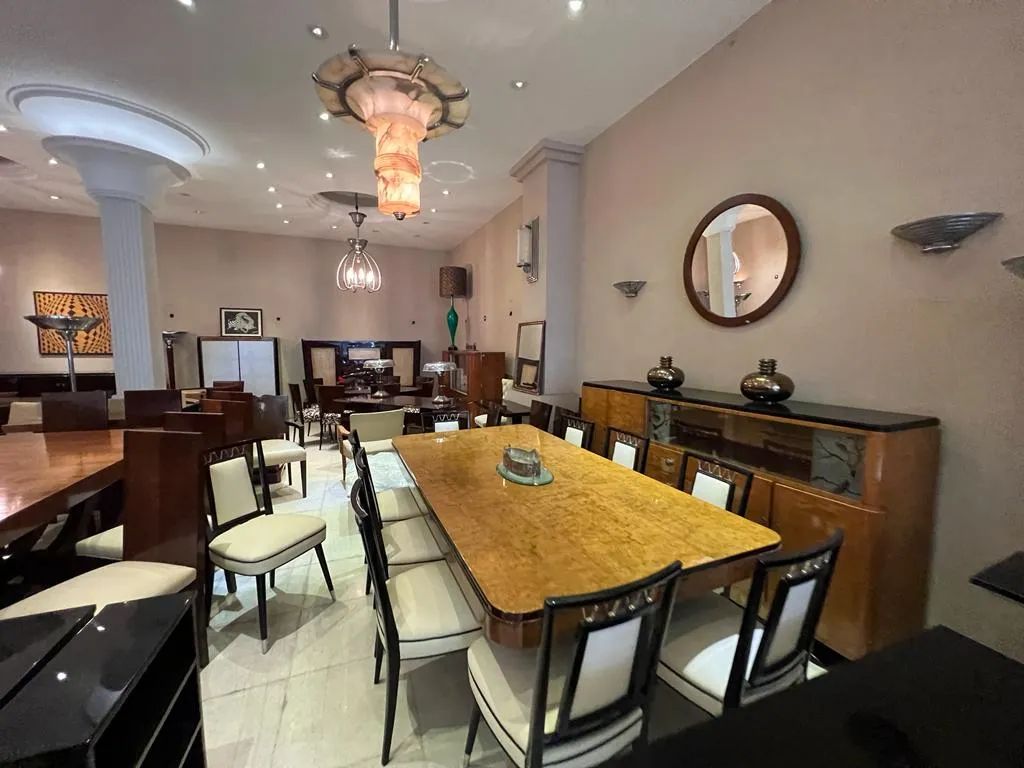 Par de apliques antiguos en un ambiente acogedor de comedor.