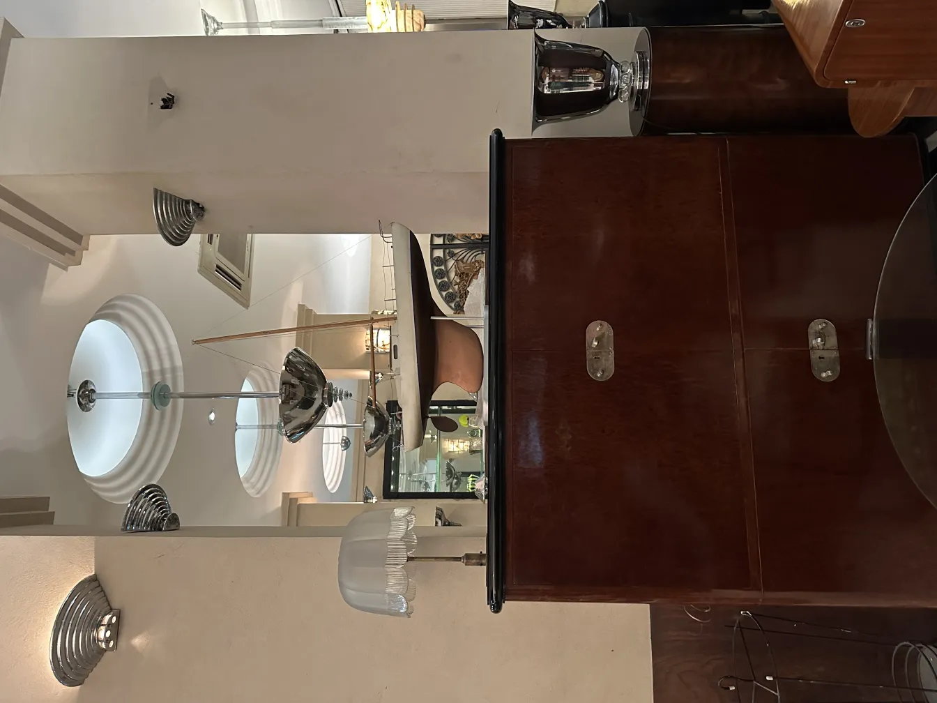 Античные 2 бра в уютной декоративной обстановке