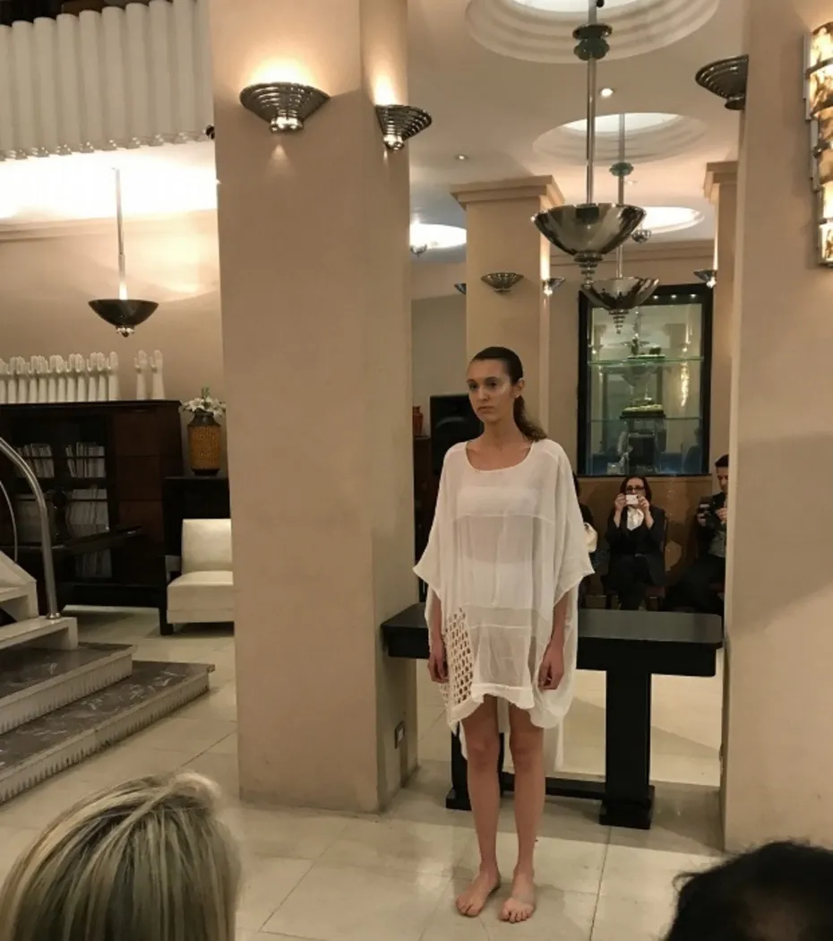 Par de apliques antiguos, estilo elegante, en ambiente moderno.