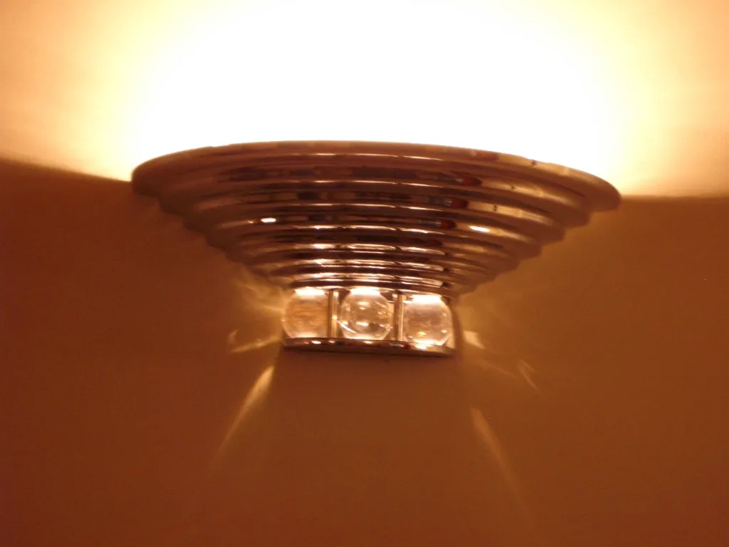 Пара антикварных бра с функциональным дизайном, создающими мягкий свет на стене.