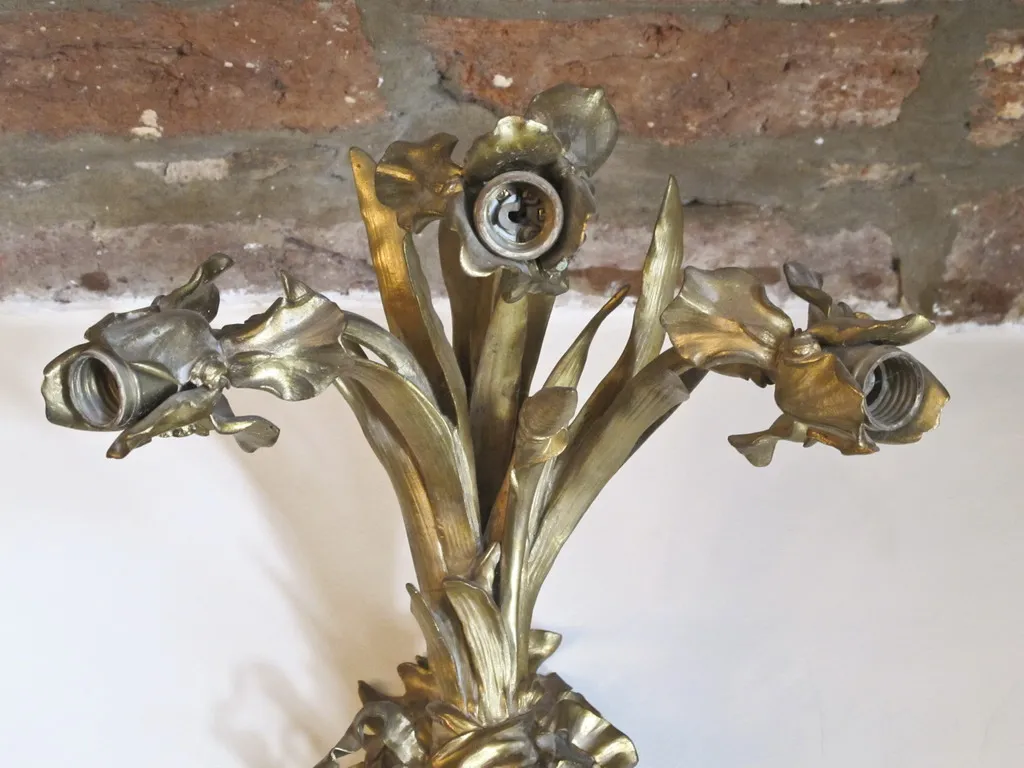 Paire d'appliques antiques en forme de fleurs, style élégant, fond en briques.