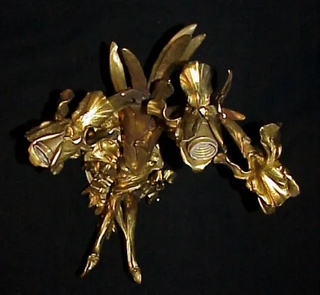 Apliques antiguos con diseño floral en tono dorado