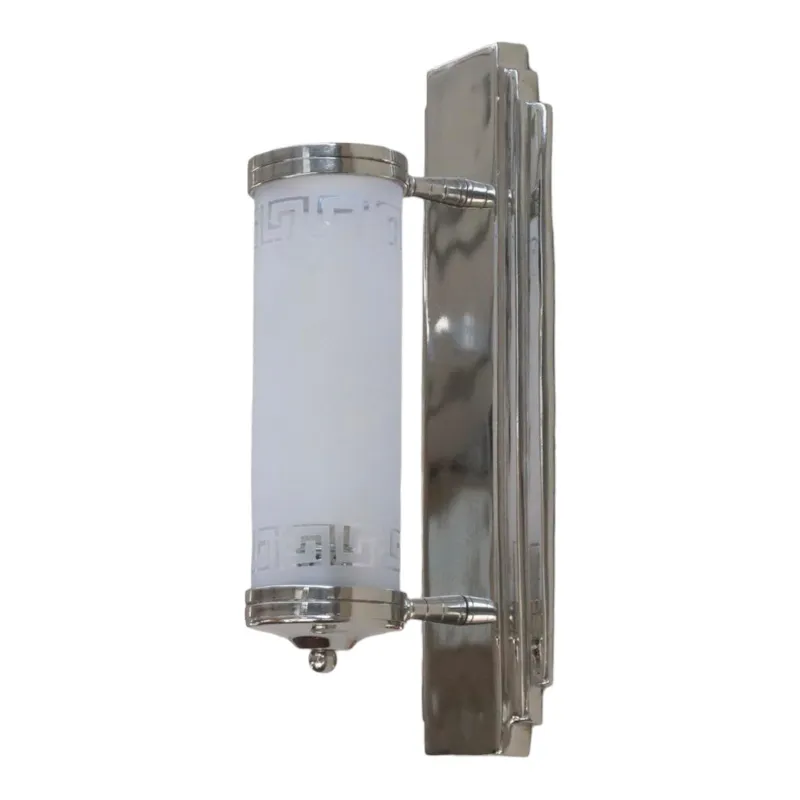 Antike Wandleuchter mit glänzender Oberfläche, perfekt für dekorative Beleuchtung.