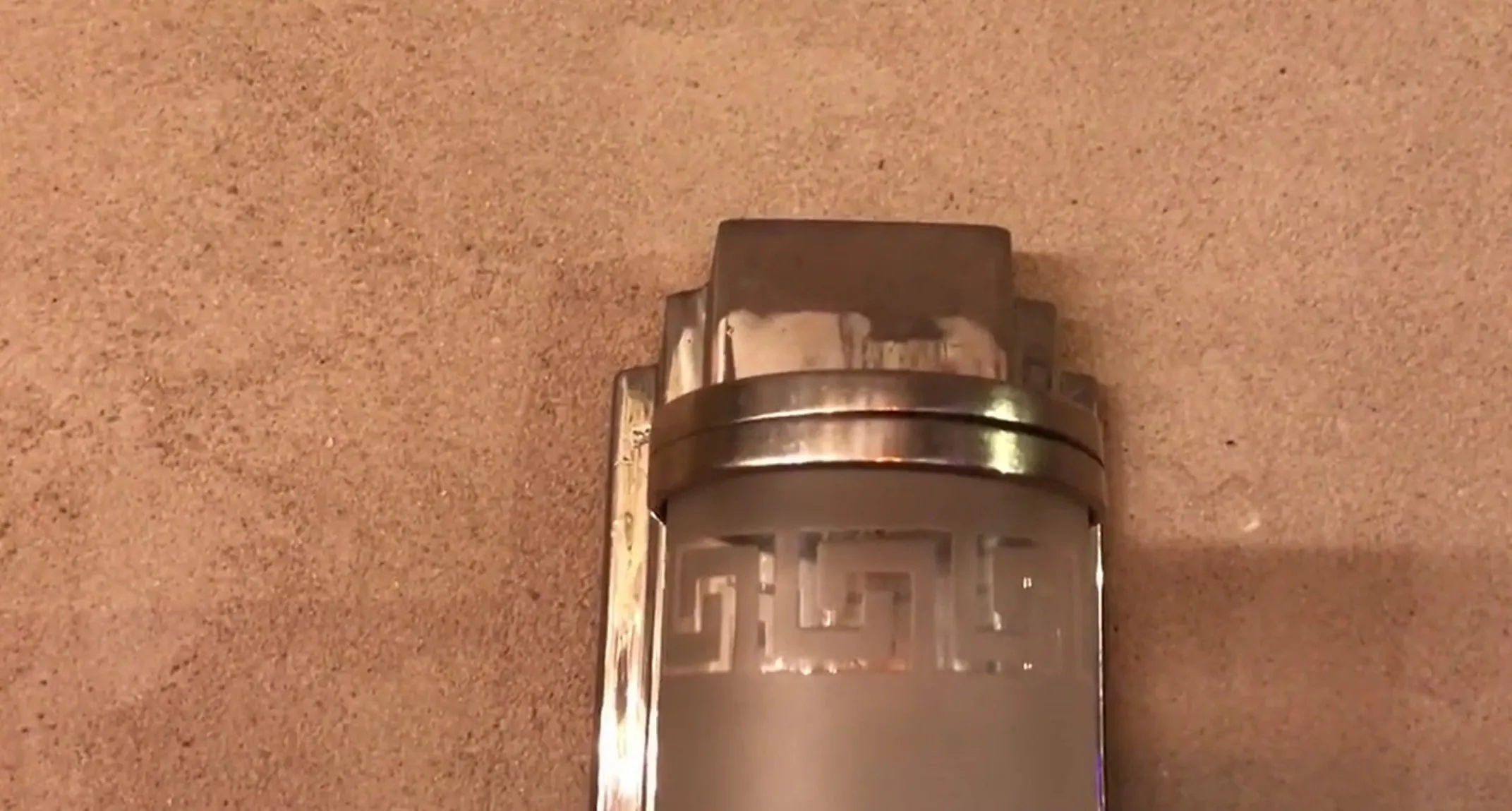 一对具有装饰性设计的古董壁灯，背景为米色。