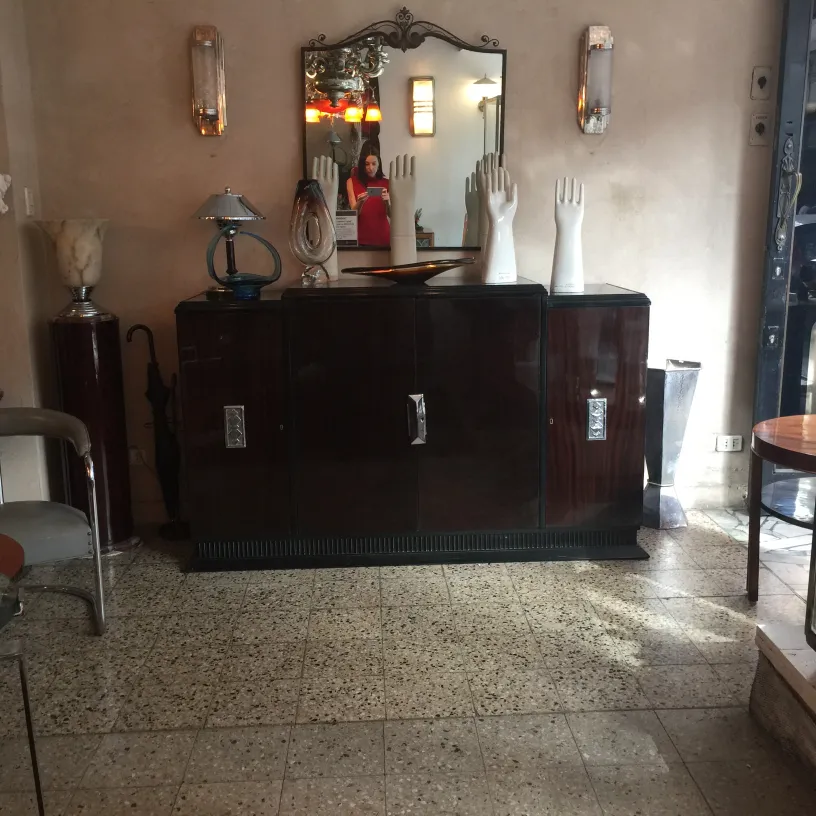 Paire d'appliques anciennes avec un design élégant dans un salon classique, décorées avec des éléments vintage