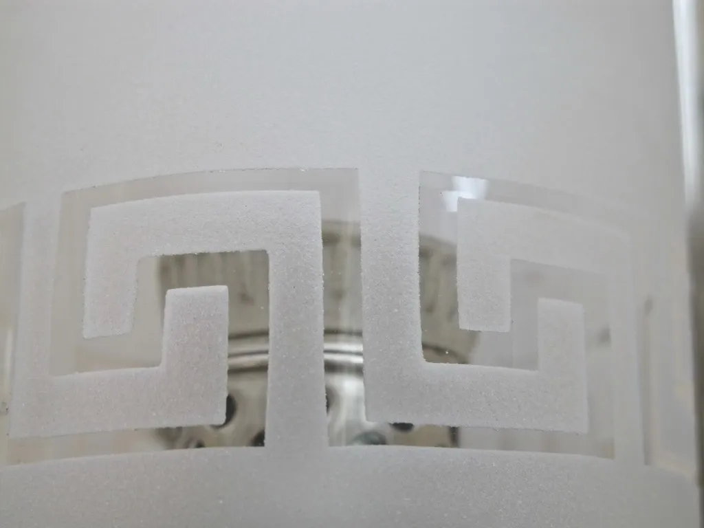 Coppia di applique antiche con elegante design in vetro satinato, atmosfera accogliente.