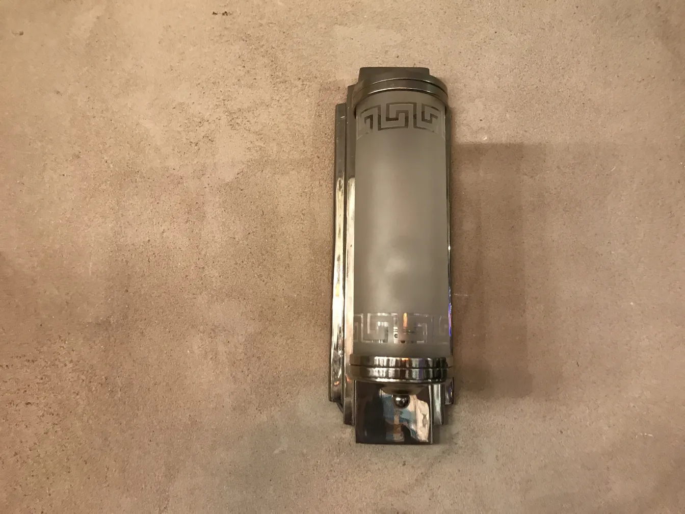 Par de apliques antiguos de pared con diseño elegante y detalles en metal, en un ambiente cálido.