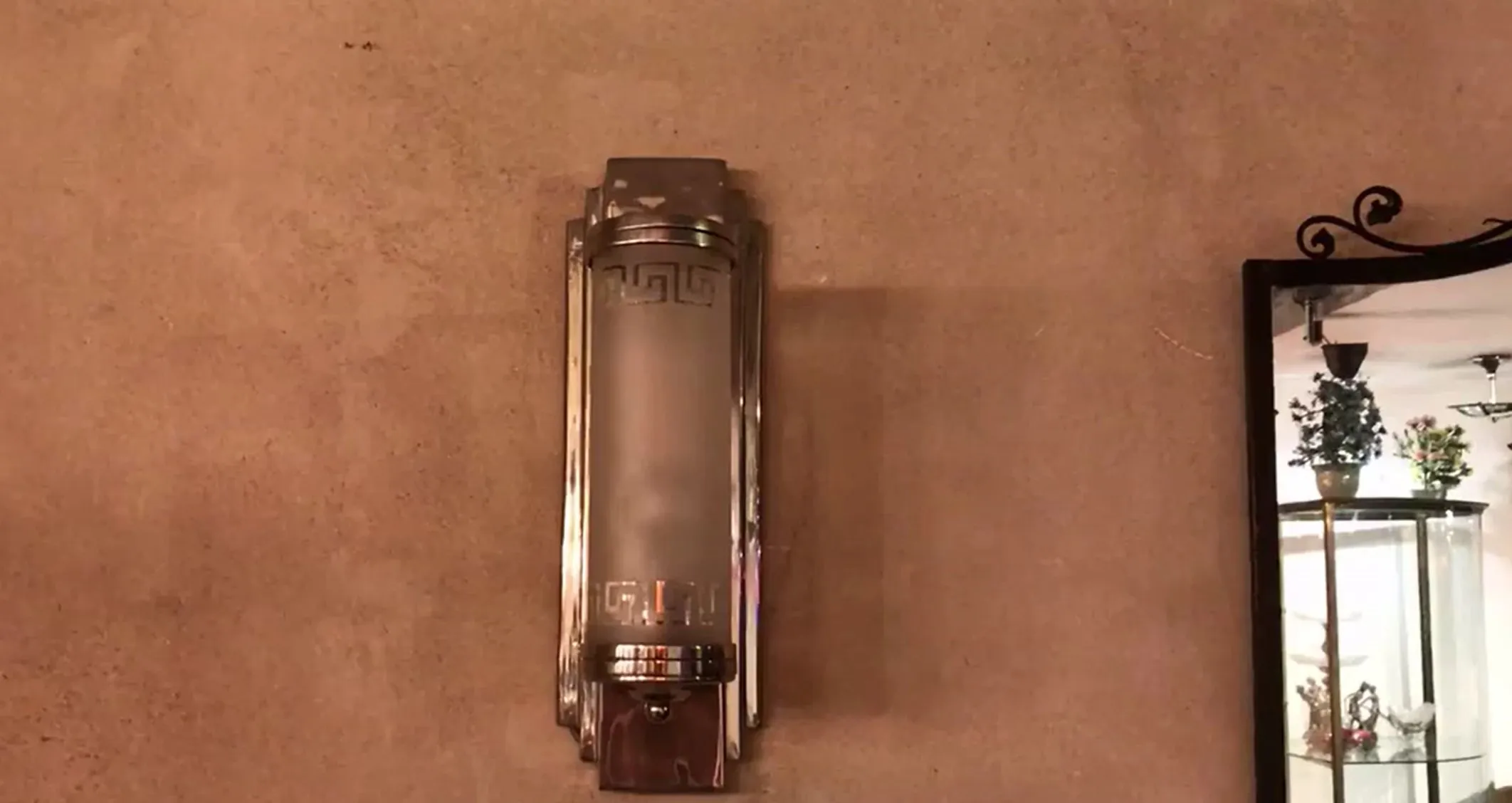 Coppia di applique antiche con design classico su parete