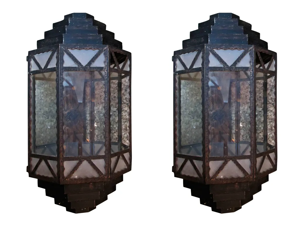 Paire d'appliques anciennes avec un design élégant et lumière diffuse.