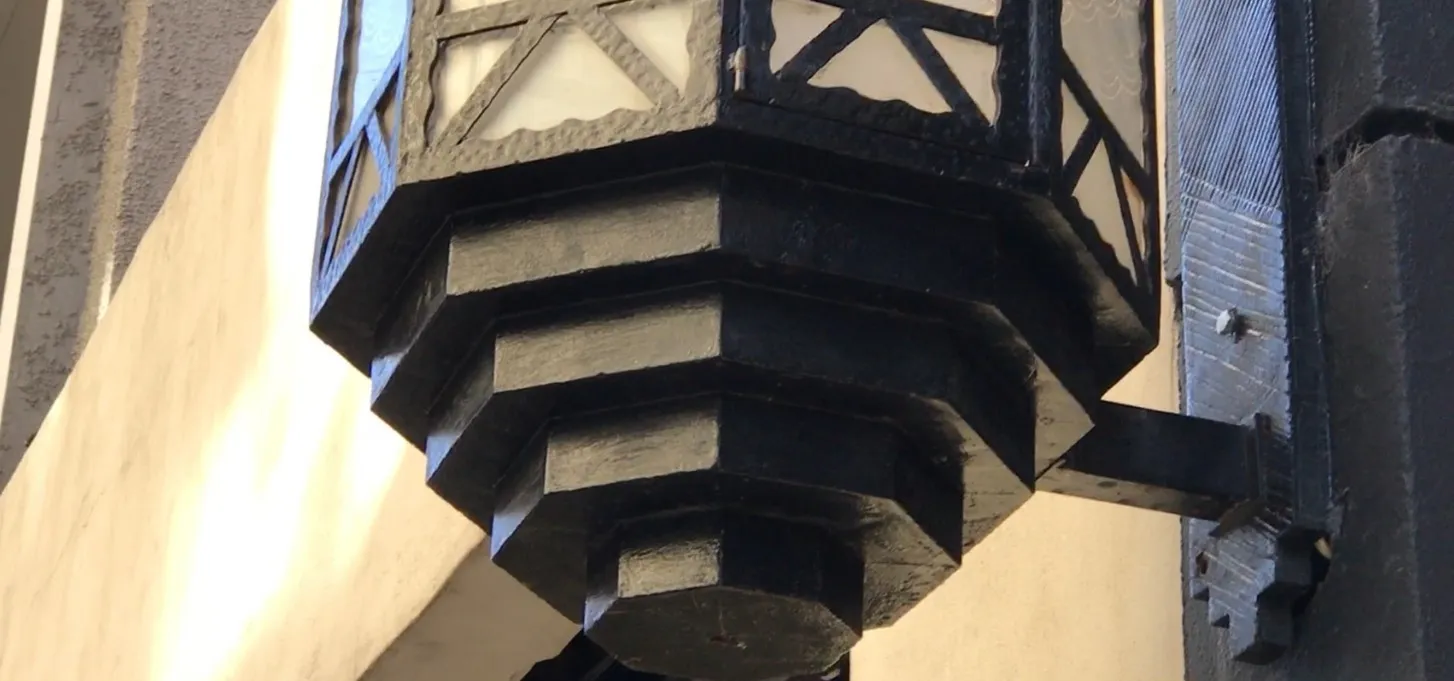 paire d'appliques anciennes avec des détails décoratifs