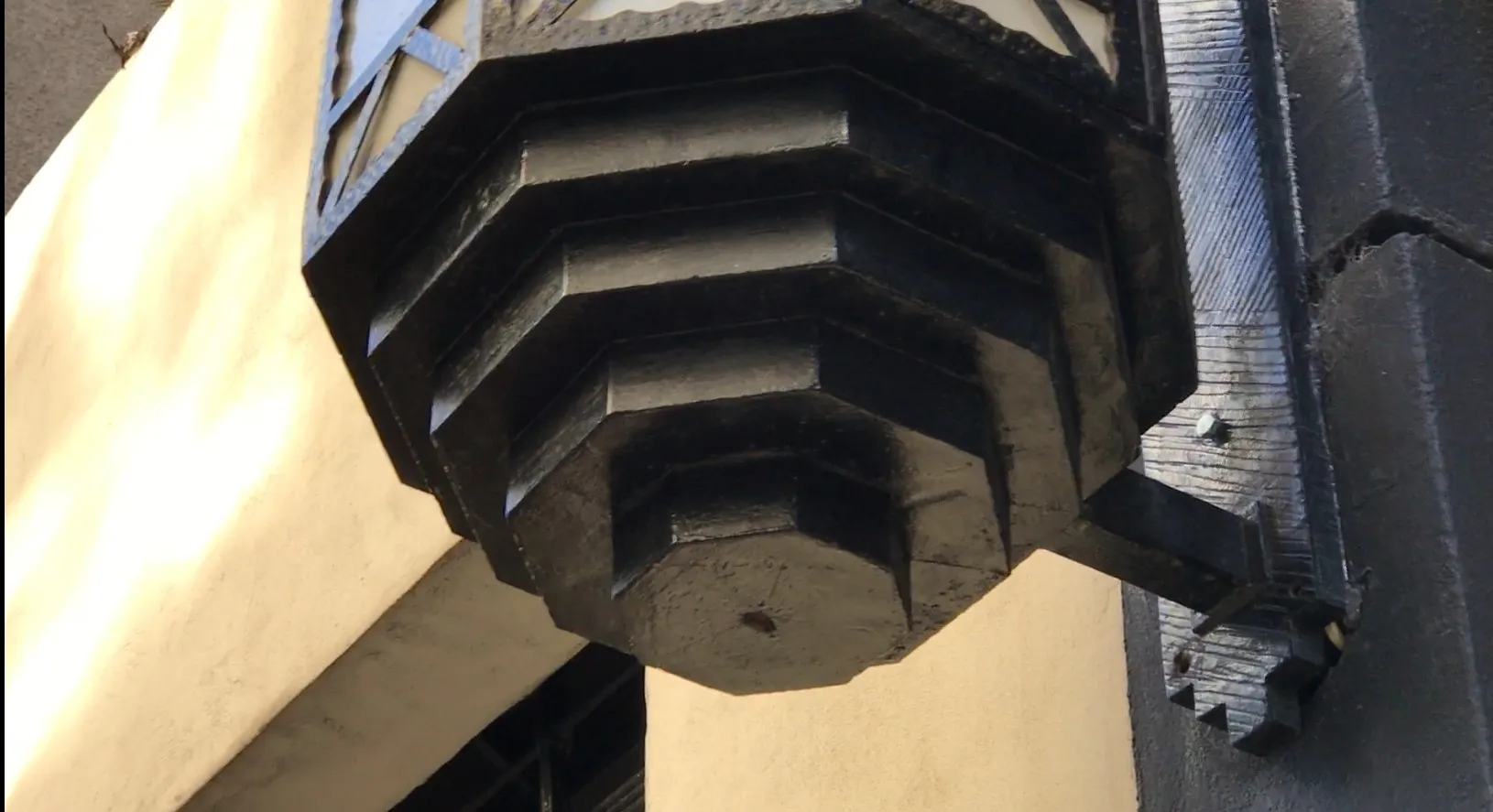 Par de luminárias de parede antigas com design angular em preto, decorativas.