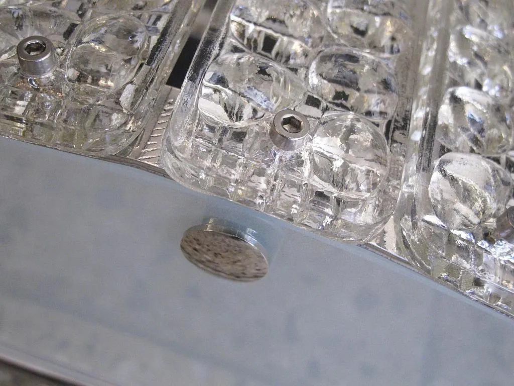 Старинные 2 бра с прозрачным дизайном в современном интерьере.