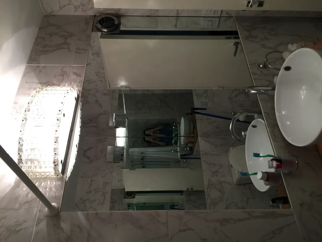 Paire d'appliques anciennes dans une salle de bain en marbre