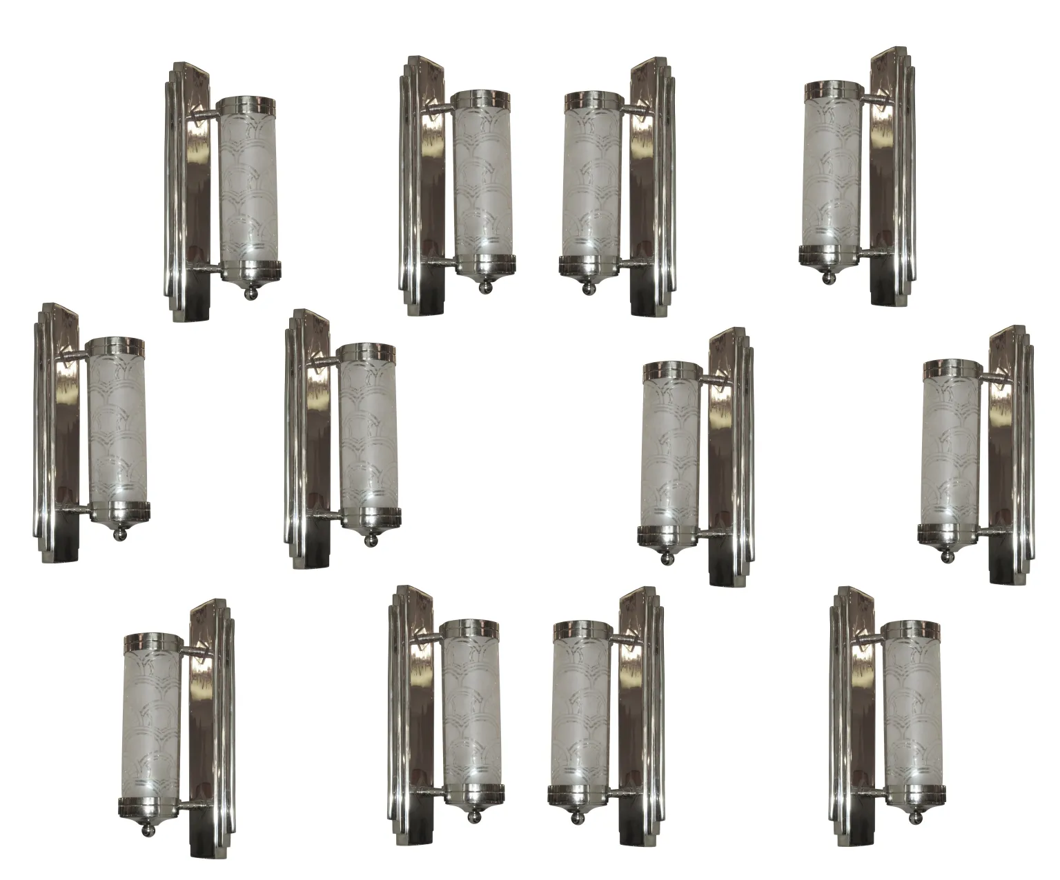 Duas luminárias de parede antigas com design decorativo e luz suave.