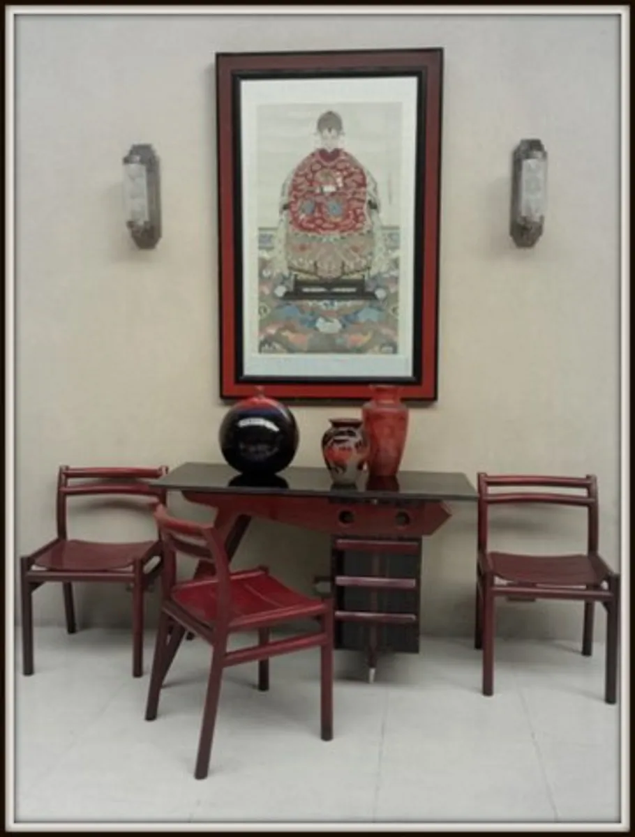 古董壁灯和装饰性画框。