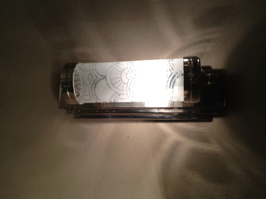 Antike Wandleuchter mit elegantem Design und warmem Licht, dekorativ für jede Umgebung.