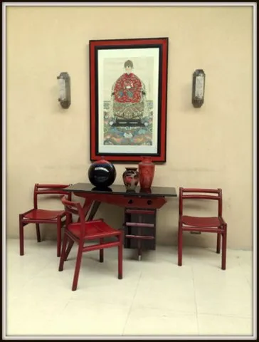 Paire d'appliques anciennes sur des murs avec art et décoration