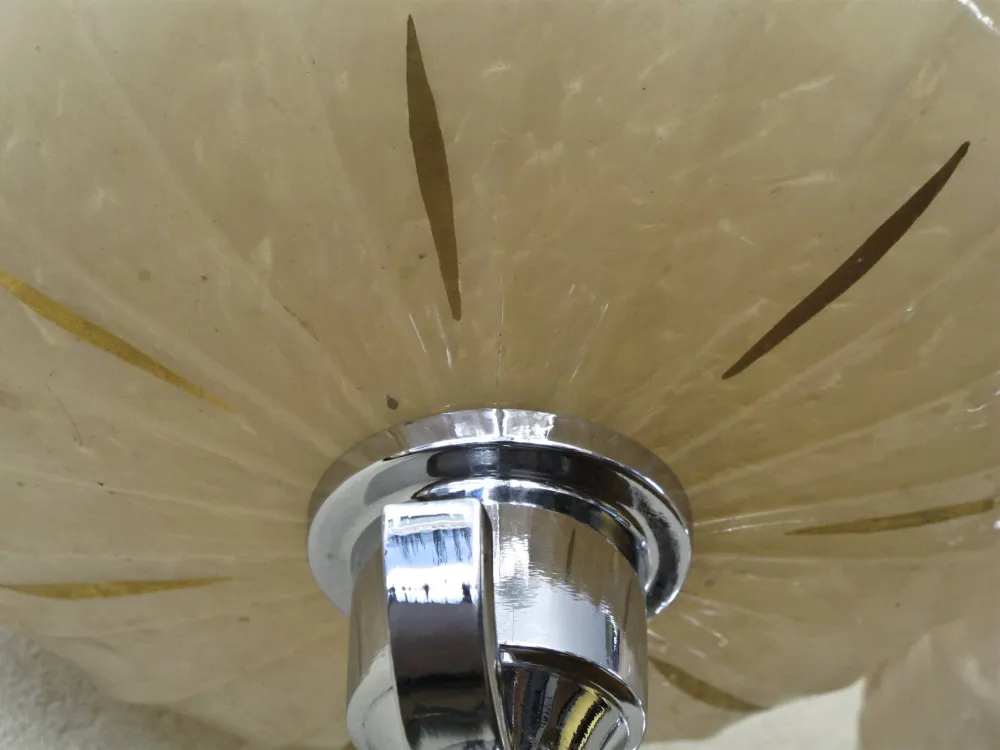 Élégantes appliques anciennes avec des détails décoratifs en or, parfaites pour embellir les espaces.