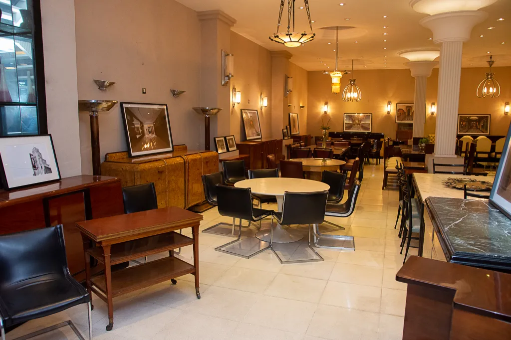 優雅な環境にある古いウォールランプ。