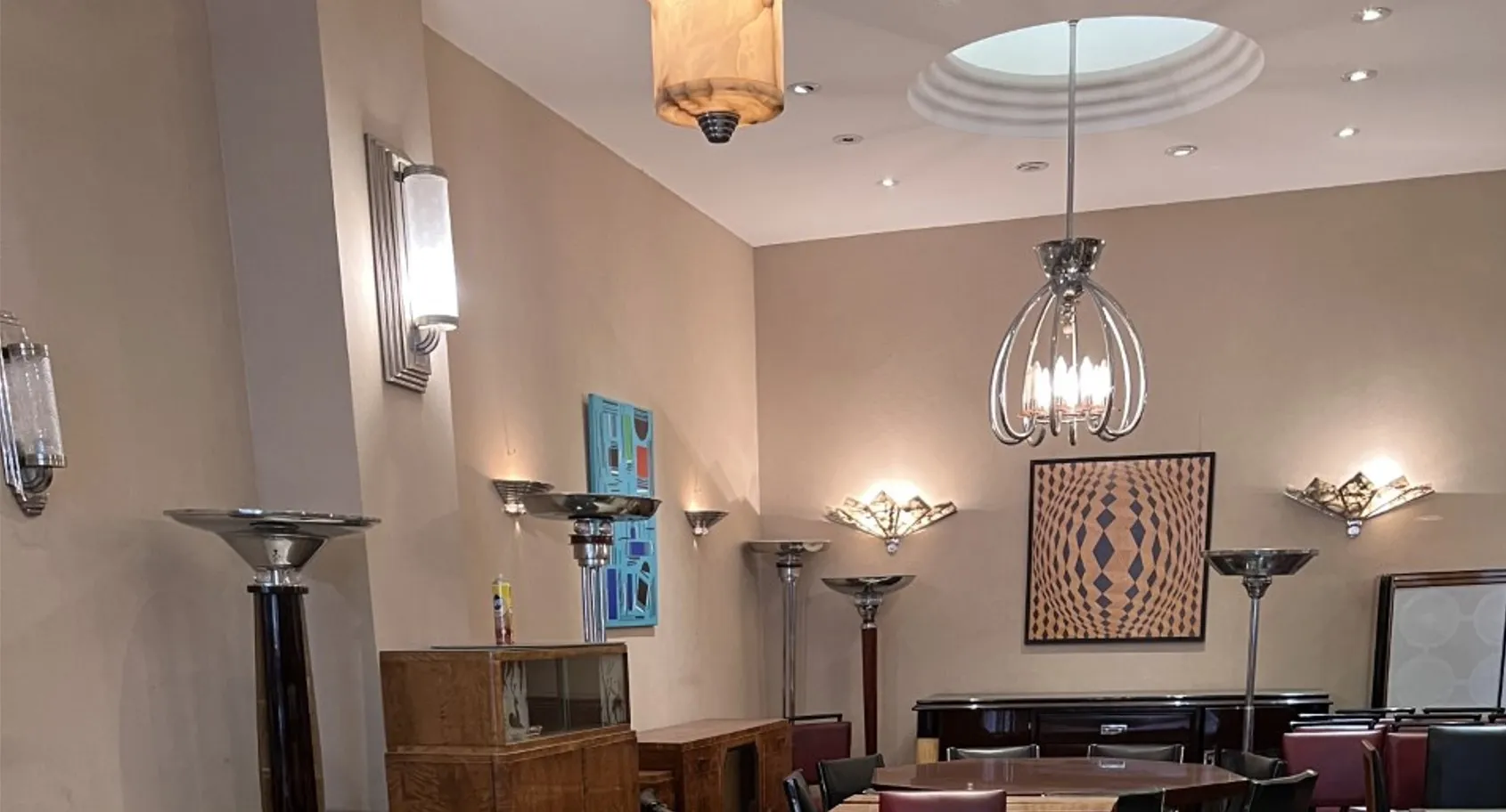 Coppia di applique antiche accanto a decorazioni moderne sulla parete