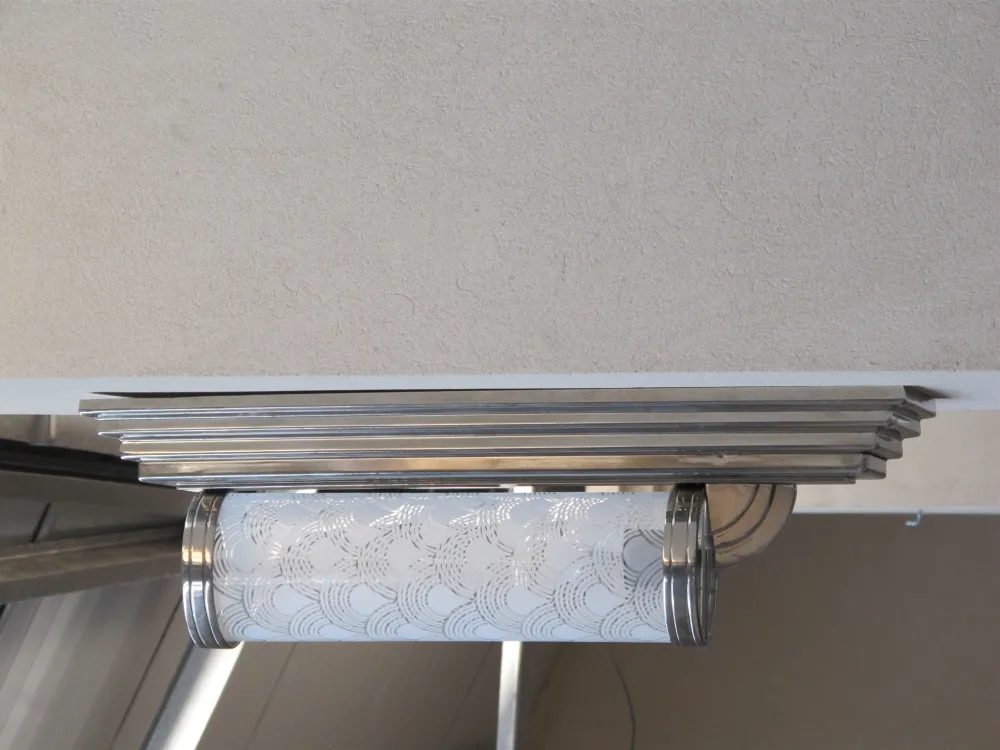 Bella coppia di applique antiche con design elegante.