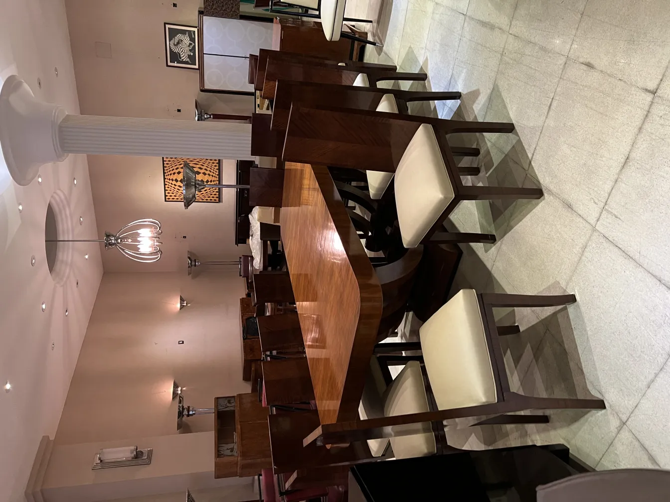 Due applique antiche in un ambiente elegante con tavoli