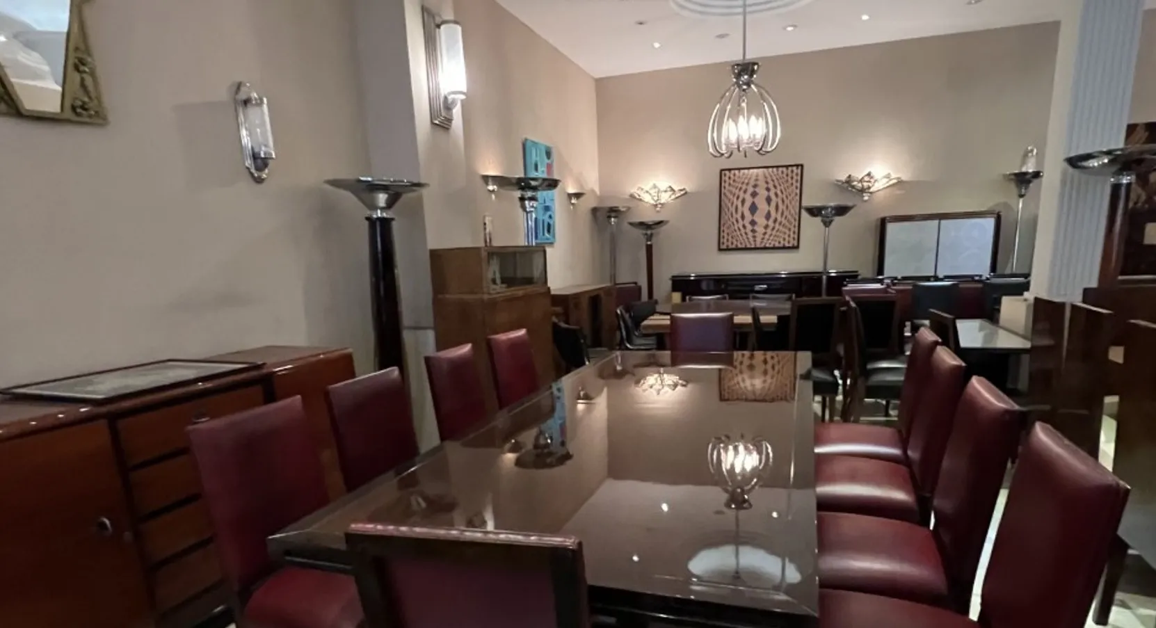 Antike Wandleuchter in einem eleganten Esszimmer