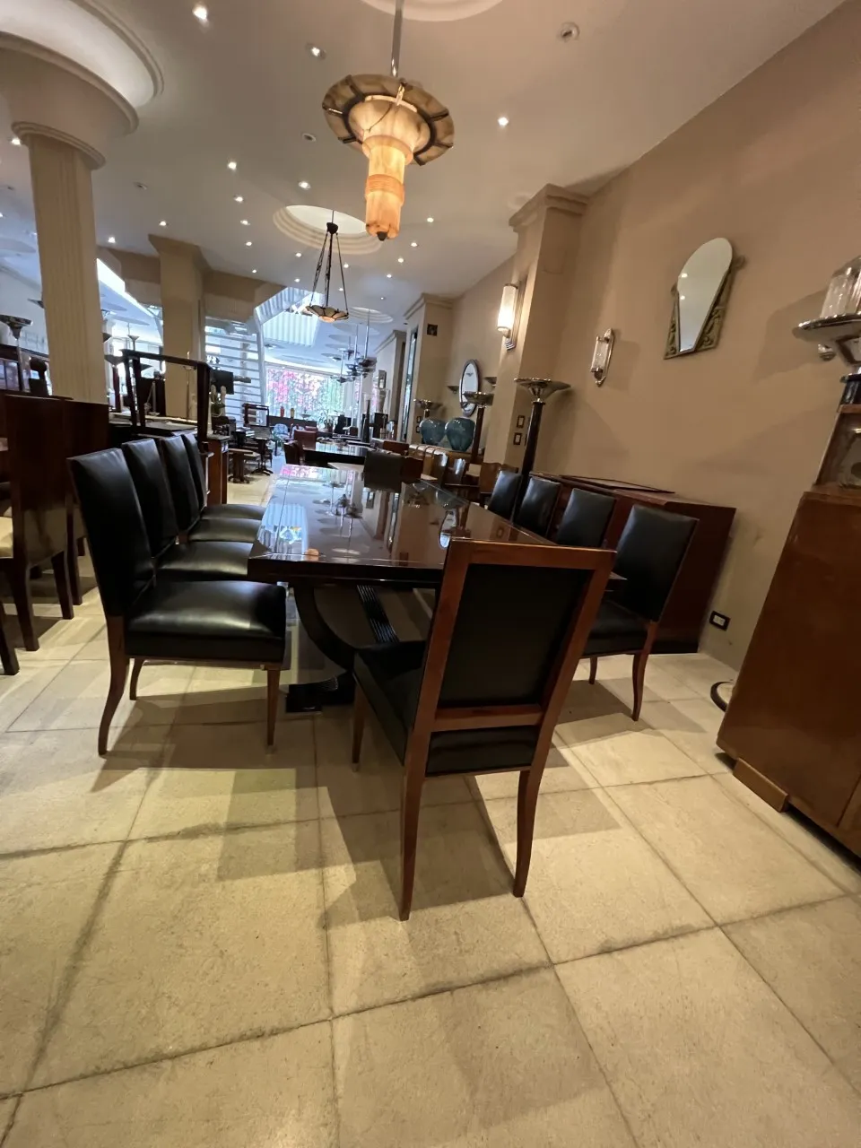 Par de apliques antiguos sobre una mesa de comedor junto a sillas