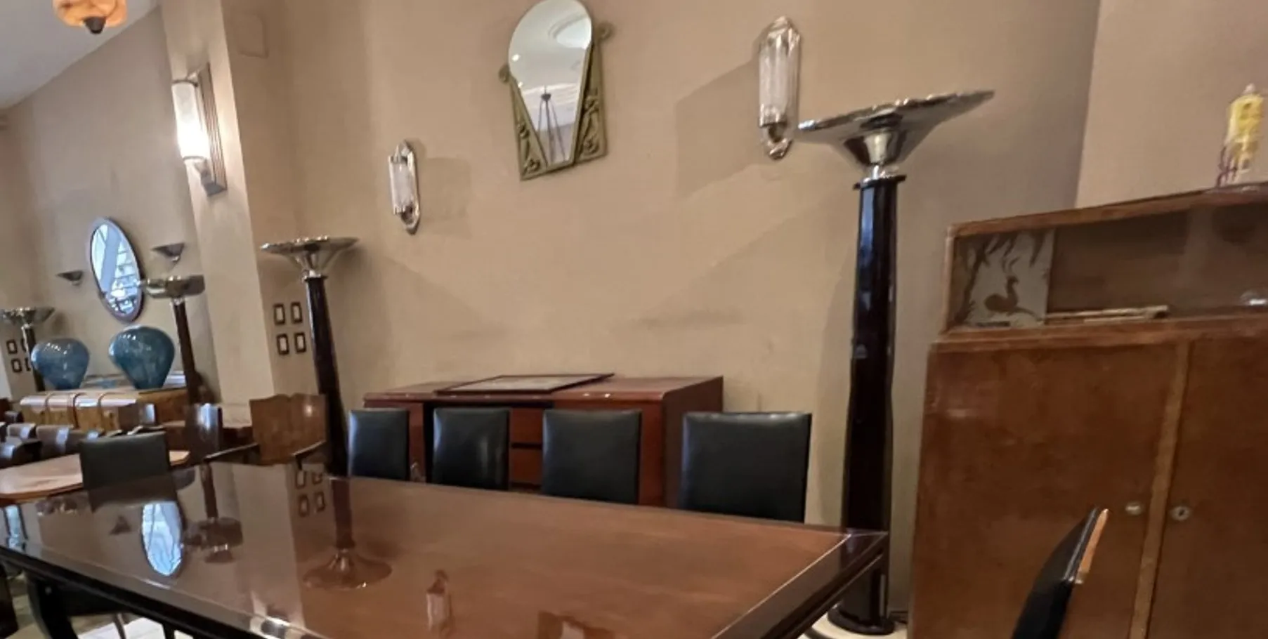 Lindas luminárias de parede antigas com design elegante, perfeitas para ambientes acolhedores.