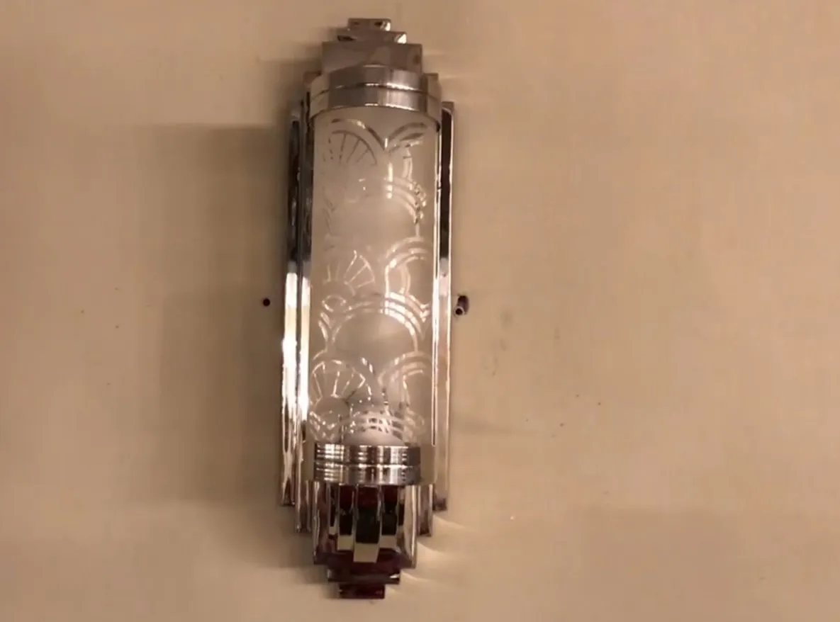 Antike Wandleuchter mit elegantem Design und glänzender Oberfläche.