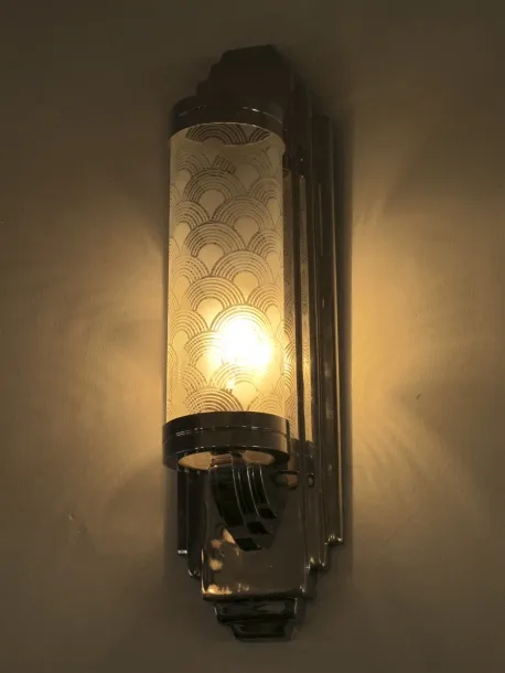 Appliques murales anciennes émettant une lumière douce et au design élégant.