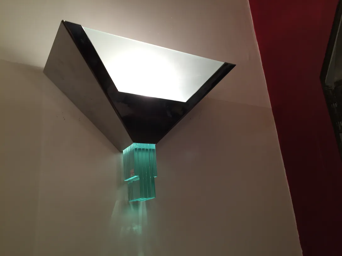 Antiguo par de apliques de pared con diseño elegante, iluminando un ambiente acogedor.