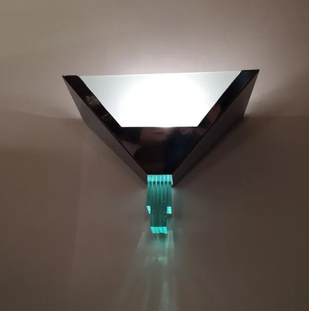 Paire d'appliques anciennes avec un design triangulaire et une lumière douce