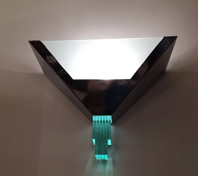 apliques de parede antigos com design triangular e luz suave