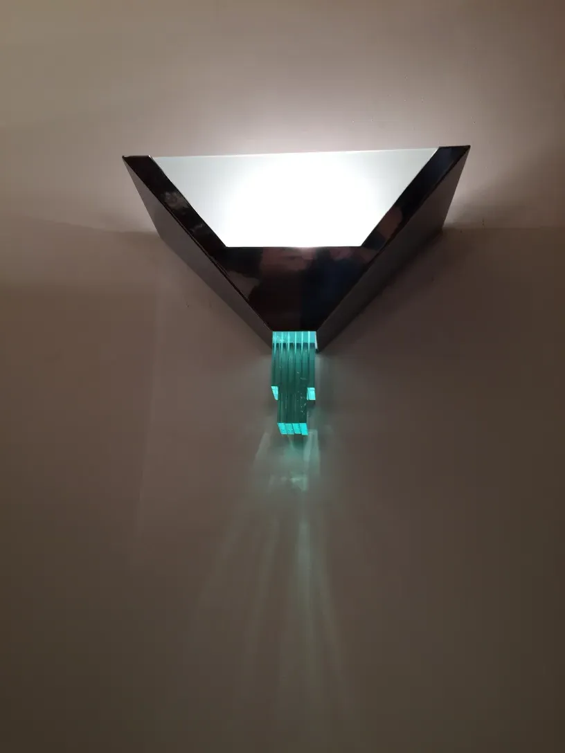 Coppia di applique antiche con design contemporaneo e luce morbida.